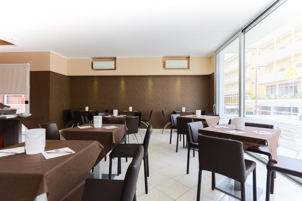 Hotel Romina リミニ エクステリア 写真